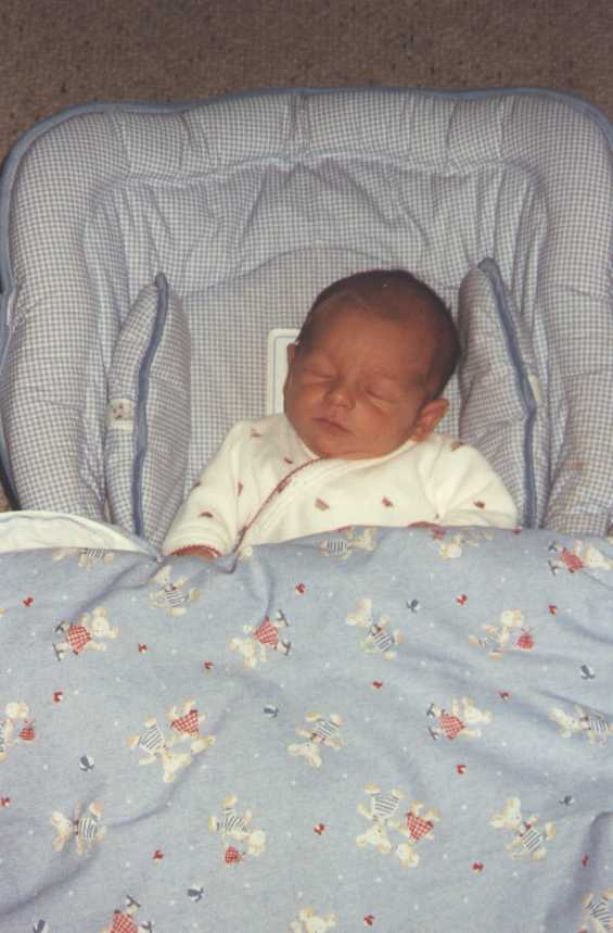 Benjamin dans son landeau